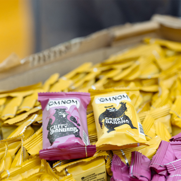 Батончик енергетичний OMNOM чіпкий банан - фото