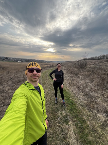 Пов'язка на голову Buff Coolnet UV+ Wide Headband Logo Yellow - фото